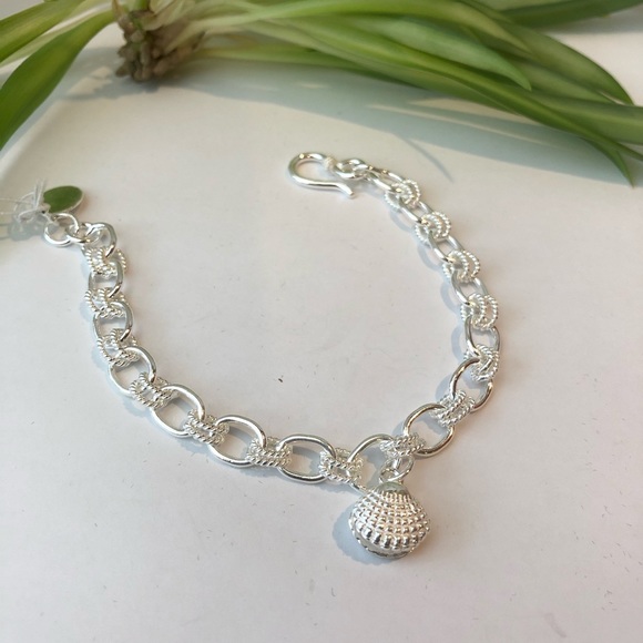 Silver bracelet with seashell charms - Picture 2 of 2